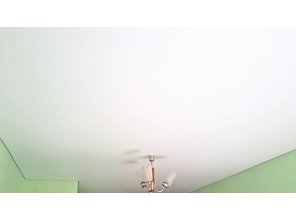 Бесшовный матовый натяжной потолок в гостиную 16,3 м2