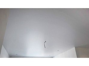 Бесшовный матовый натяжной потолок в квартиру 35,3 м2