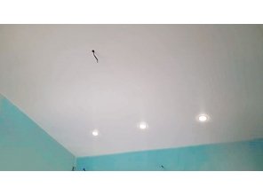 Бесшовный матовый натяжной потолок в деревянном доме 20,6 м2