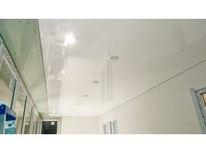 Монтаж потолка в квартире 11 м2 с использованием пленки VIPCEILING серии MONLANGE L9001 (2.15)