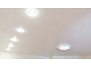 Бесшовный сатиновый натяжной потолок в гостиную 18,3 м2