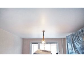 Бесшовный матовый натяжной потолок в гостиную 18,9 м2