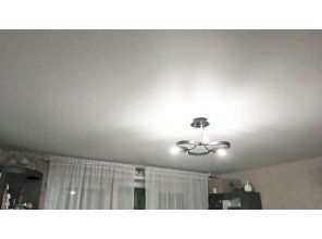 Бесшовный матовый натяжной потолок в гостиную 13,7 м2