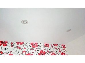 Бесшовный матовый натяжной потолок на кухню 8,6 м2