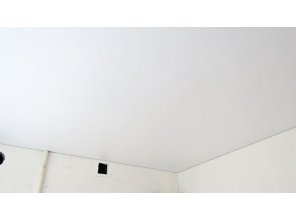 Бесшовный матовый натяжной потолок на кухню 6,1 м2