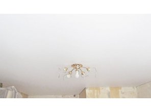 Матовый натяжной потолок в гостиную 21,6 м2