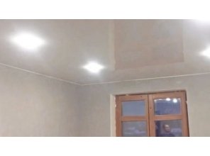Бесшовный глянцевый натяжной потолок в деревянном доме 14,3 м2