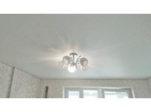 Монтаж потолка в гостиной 15 м2 с использованием пленки VIPCEILING серии MONLANGE M9001 (3.80)