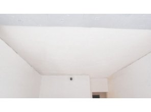 Бесшовный матовый натяжной потолок на кухню 16,7 м2