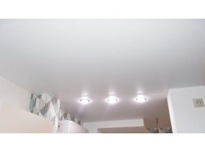 Бесшовный сатиновый натяжной потолок на кухню 19,7 м2