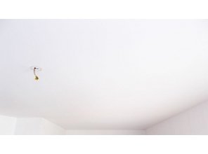 Бесшовный матовый натяжной потолок в гостиную 17,9 м2