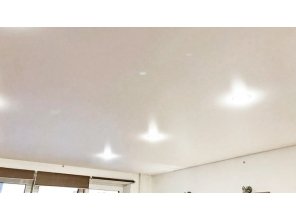 Бесшовный матовый натяжной потолок в спальню 18,5 м2