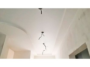 Бесшовный сатиновый натяжной потолок в прихожей 6,6 м2