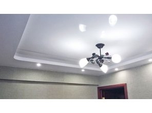 Двухуровневый глянцевый натяжной потолок в гостиную 9,7 м2