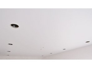 Бесшовный матовый натяжной потолок в гостиную 22,2 м2