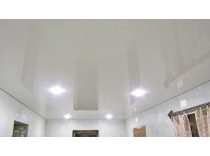 Бесшовный глянцевый натяжной потолок в коридор 17 м2
