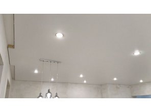 Бесшовный сатиновый натяжной потолок в квартиру 38,1 м2