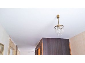 Бесшовный матовый натяжной потолок в деревянном доме 26,1 м2