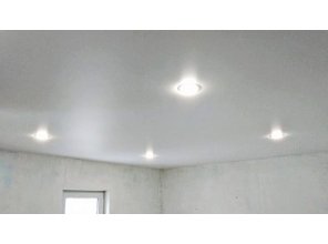 Бесшовный сатиновый натяжной потолок в спальне 8,6 м2