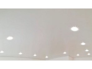 Бесшовный сатиновый натяжной потолок для зала 23,7 м2