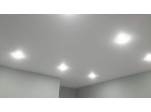 Монтаж потолка на кухне 8 м2 с использованием пленки VIPCEILING серии MONLANGE M9001 (3.25)