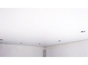 Бесшовный матовый натяжной потолок для зала 23,1 м2