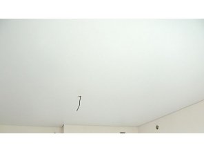 Бесшовный матовый натяжной потолок в гостиную 18,2 м2