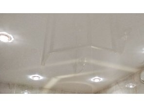 Бесшовный глянцевый натяжной потолок в ванную комнату 5,6 м2