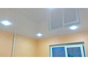 Бесшовный глянцевый натяжной потолок на кухню 11,9 м2