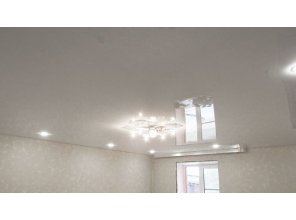 Бесшовный глянцевый натяжной потолок для зала 24,7 м2