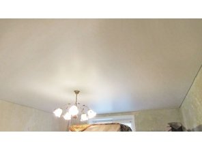 Бесшовный матовый натяжной потолок в гостиную 17,3 м2