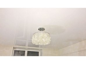 Бесшовный глянцевый натяжной потолок для зала 19,3 м2