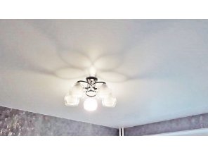 Бесшовный сатиновый натяжной потолок в спальне 12,7 м2