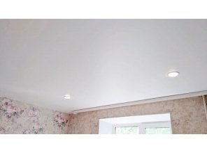 Бесшовный сатиновый натяжной потолок в спальне 16,4 м2