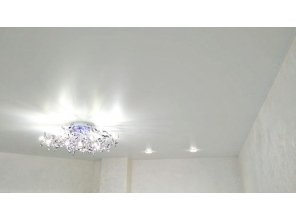 Бесшовный матовый натяжной потолок для зала 14,9 м2