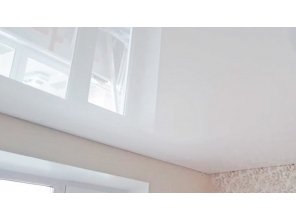 Бесшовный глянцевый натяжной потолок в гостиную 19,5 м2