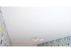 Бесшовный матовый натяжной потолок в детскую 13,6 м2