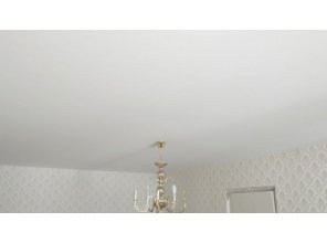 Монтаж потолка в гостиной 17 м2 с использованием пленки VIPCEILING серии MONLANGE M9001 (3.25)