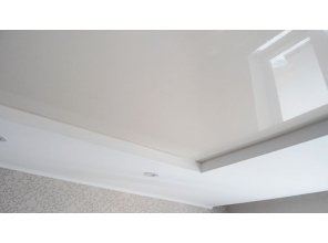 Бесшовный глянцевый натяжной потолок в спальню 4,4 м2