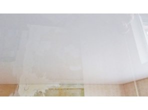 Бесшовный глянцевый натяжной потолок в спальню 12,5 м2