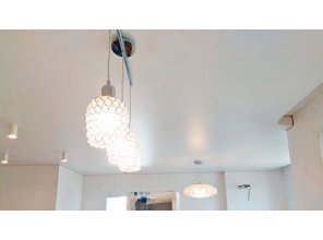 Бесшовный сатиновый натяжной потолок в квартиру 29,9 м2