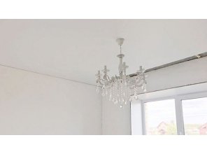 Бесшовный матовый натяжной потолок в спальню 12,1 м2