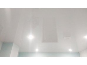 Глянцевый натяжной потолок в квартиру 12,7 м2