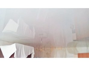 Бесшовный глянцевый натяжной потолок для зала 16,9 м2