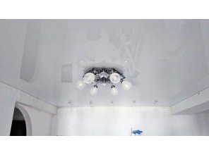 Бесшовный глянцевый натяжной потолок на кухню 14 м2