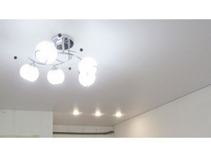 Бесшовный сатиновый натяжной потолок в гостиную 15,4 м2