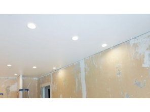 Монтаж потолка в гостиной 17 м2 с использованием пленки VIPCEILING серии MONLANGE S9020 (3.25)