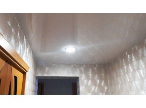 Бесшовный глянцевый натяжной потолок в прихожую 5,4 м2