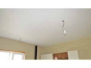 Бесшовный матовый натяжной потолок на кухню 26,9 м2