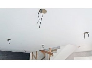 Матовый натяжной потолок в деревянном доме 32,5 м2